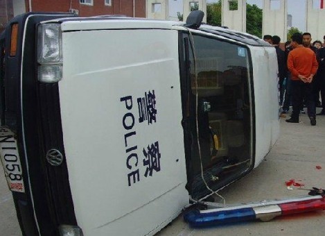 初二男生自杀百名警察抢夺尸体，围观的一万多名群众终于不再沉默了......一群畜生842 / 作者:躲在墙上的幸福 / 帖子ID:16166