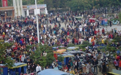 初二男生自杀百名警察抢夺尸体，围观的一万多名群众终于不再沉默了......一群畜生378 / 作者:躲在墙上的幸福 / 帖子ID:16166