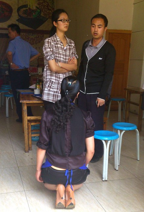 我全家都是公务员！小吃店老板娘被公务员逼下跪（组图）12 / 作者:翠峰紫阳 / 帖子ID:17516