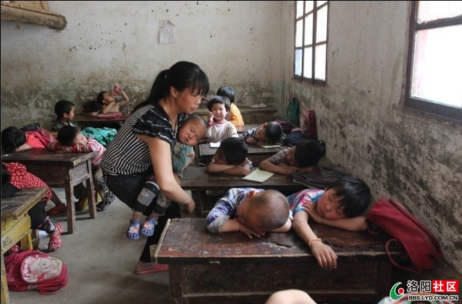 乡村代课教师抱着学生午睡359 / 作者:8277 / 帖子ID:18156