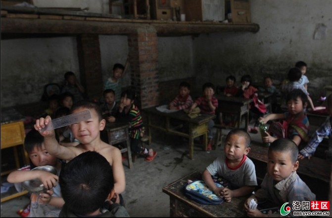 乡村代课教师抱着学生午睡979 / 作者:8277 / 帖子ID:18156