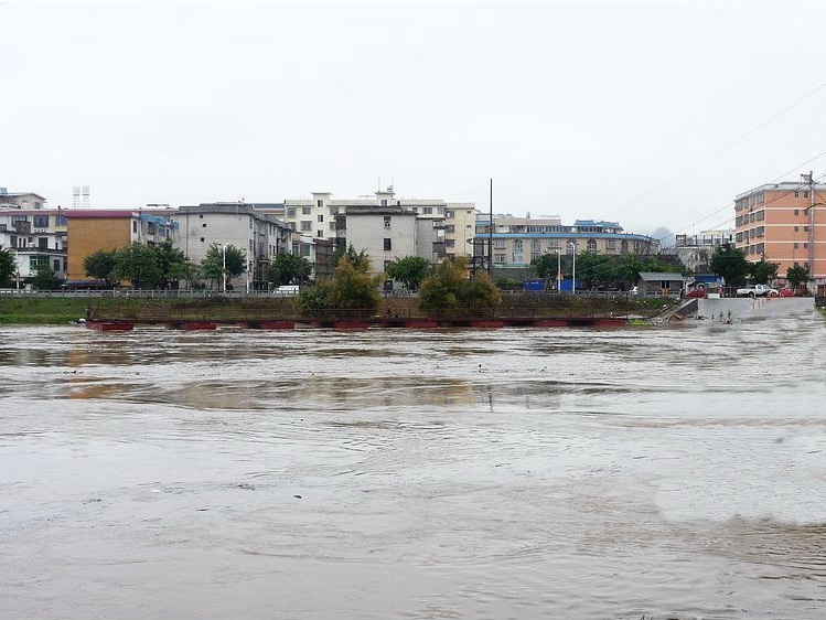 燕岩大桥暂时允许二轮摩托限速通过。26 / 作者:平安大叔 / 帖子ID:19071