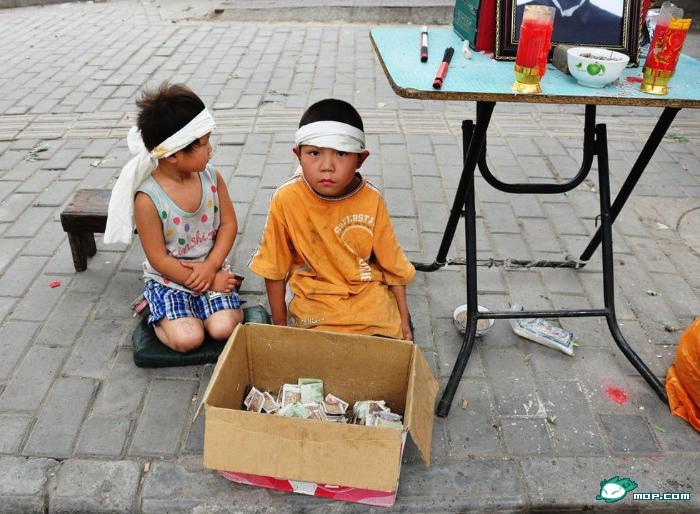 古有卖身葬父，如今也能上演，是倒退还是开眼909 / 作者:翠峰紫阳 / 帖子ID:19204