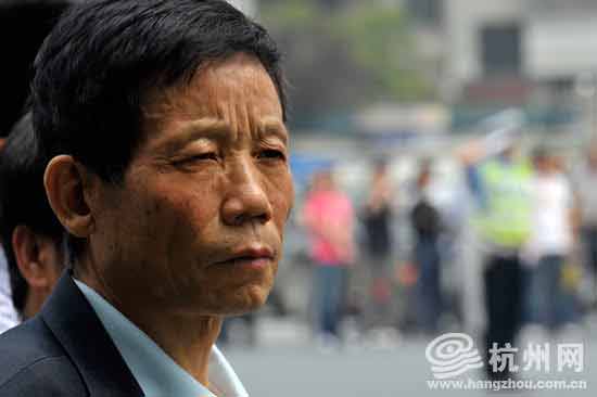 最美司机吴斌出殡 沿途路人纷纷伫立送英雄(图)62 / 作者:九姑娘 / 帖子ID:19401