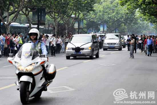 最美司机吴斌出殡 沿途路人纷纷伫立送英雄(图)245 / 作者:九姑娘 / 帖子ID:19401