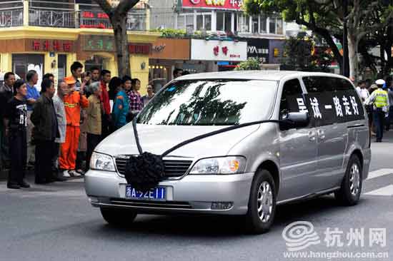 最美司机吴斌出殡 沿途路人纷纷伫立送英雄(图)279 / 作者:九姑娘 / 帖子ID:19401