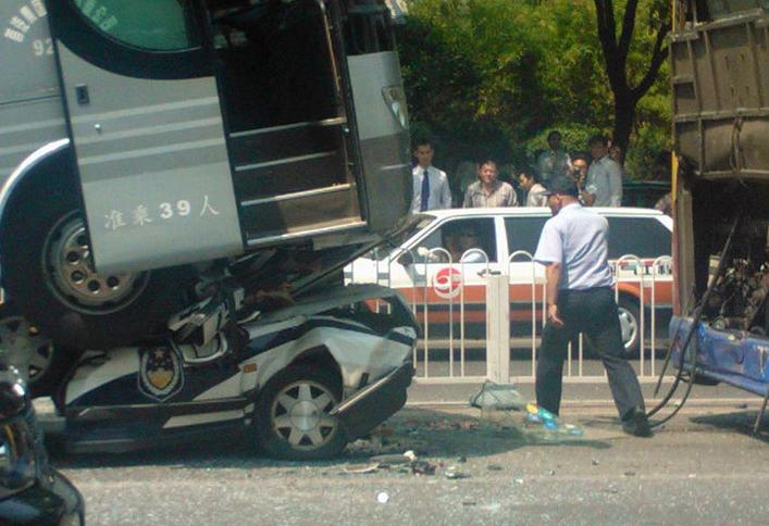 北京长虹桥发生严重车祸 一辆警车遭大巴碾压874 / 作者:孤星泪 / 帖子ID:19757