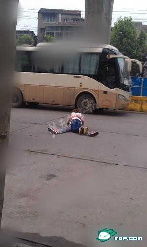 情侣抱躺马路中央激吻 持续20分钟296 / 作者:翠峰紫阳 / 帖子ID:19782