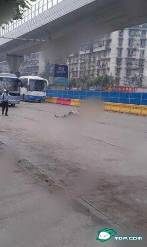 情侣抱躺马路中央激吻 持续20分钟573 / 作者:翠峰紫阳 / 帖子ID:19782