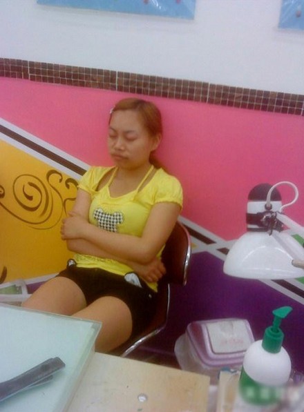 (转)凤姐美国新照曝光 疑似沦为洗脚妹967 / 作者:输入法 / 帖子ID:19796