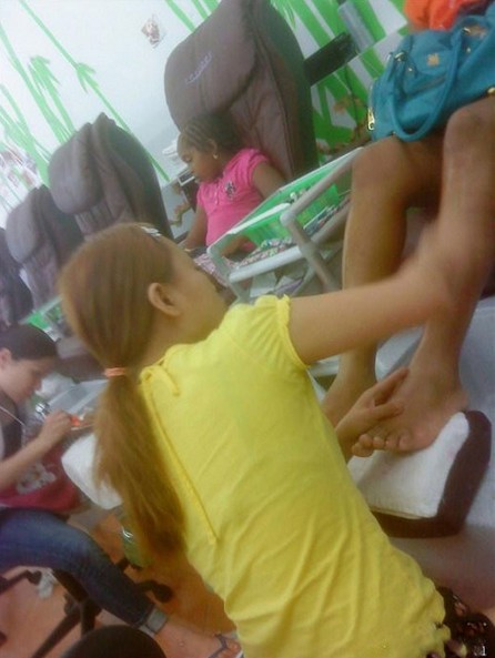 (转)凤姐美国新照曝光 疑似沦为洗脚妹395 / 作者:输入法 / 帖子ID:19796