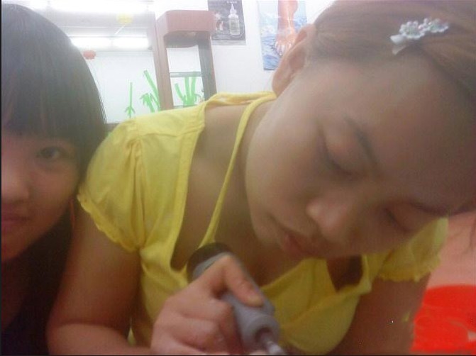 (转)凤姐美国新照曝光 疑似沦为洗脚妹785 / 作者:输入法 / 帖子ID:19796