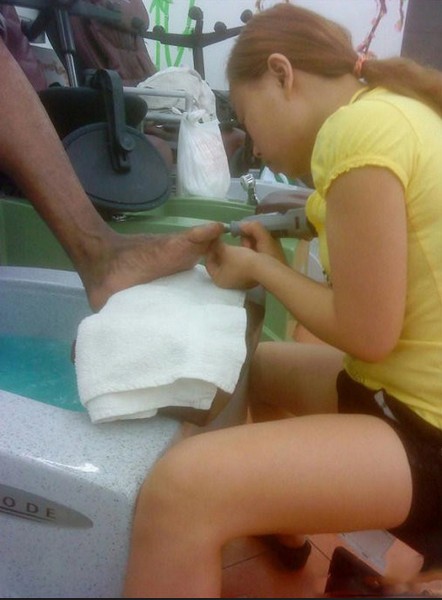 (转)凤姐美国新照曝光 疑似沦为洗脚妹716 / 作者:输入法 / 帖子ID:19796