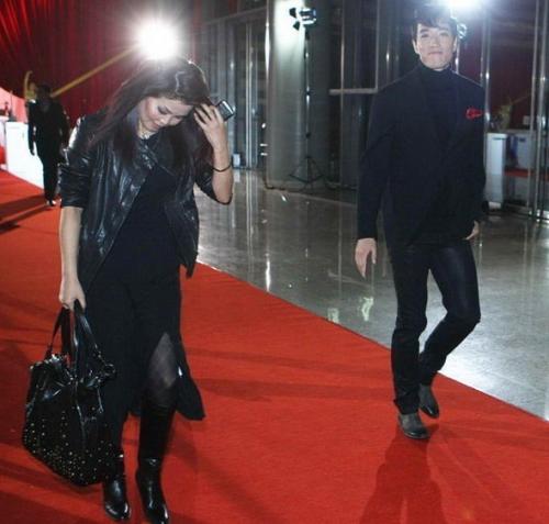 冬日娜接机刘翔一脸花痴 网友评:眼神说明一切161 / 作者:竹笋 / 帖子ID:19818