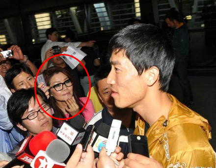 冬日娜接机刘翔一脸花痴 网友评:眼神说明一切186 / 作者:竹笋 / 帖子ID:19818