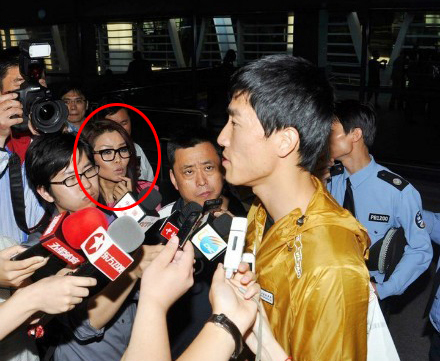 冬日娜接机刘翔一脸花痴 网友评:眼神说明一切362 / 作者:竹笋 / 帖子ID:19818