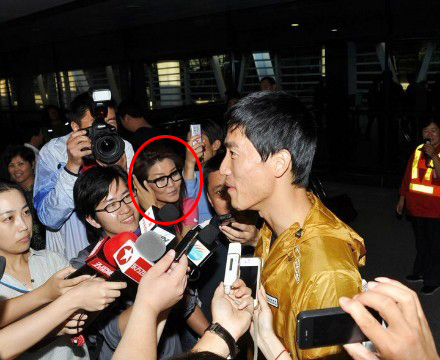 冬日娜接机刘翔一脸花痴 网友评:眼神说明一切873 / 作者:竹笋 / 帖子ID:19818