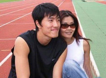 冬日娜接机刘翔一脸花痴 网友评:眼神说明一切579 / 作者:竹笋 / 帖子ID:19818