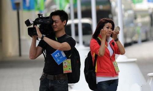 冬日娜接机刘翔一脸花痴 网友评:眼神说明一切613 / 作者:竹笋 / 帖子ID:19818