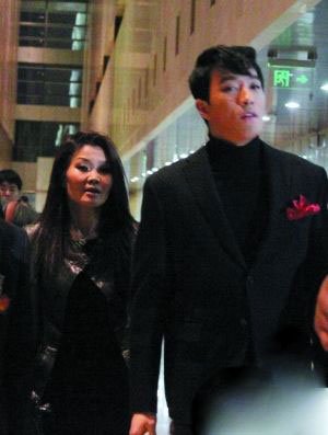 冬日娜接机刘翔一脸花痴 网友评:眼神说明一切102 / 作者:竹笋 / 帖子ID:19818