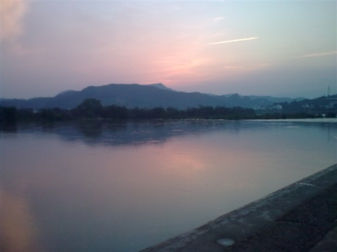 手机拍的，不敢到摄影版块比722 / 作者:极速6688 / 帖子ID:19947