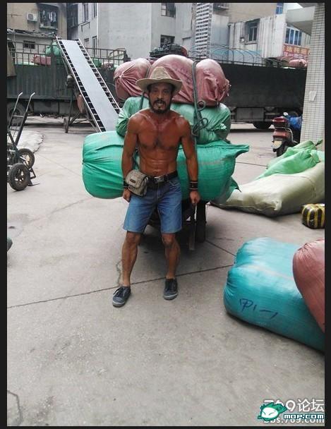 武汉“板车哥”露6块完美腹肌191 / 作者:裙角飞扬 / 帖子ID:20041