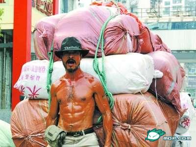 武汉“板车哥”露6块完美腹肌746 / 作者:裙角飞扬 / 帖子ID:20041