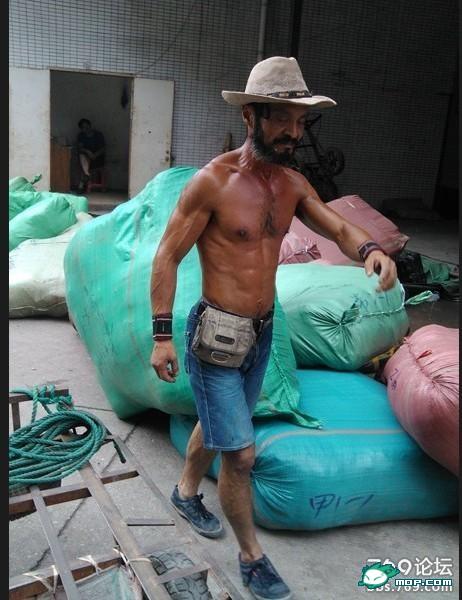 武汉“板车哥”露6块完美腹肌98 / 作者:裙角飞扬 / 帖子ID:20041