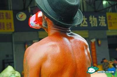 武汉“板车哥”露6块完美腹肌884 / 作者:裙角飞扬 / 帖子ID:20041