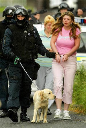 英国卧底警察可趁机揩油了。＜转＞600 / 作者:平安大叔 / 帖子ID:20279