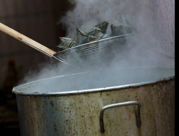 端午节快到了这样的粽子你敢吃吗？--记者暗访粽子黑作坊 苍蝇四处飞600 / 作者:小锋 / 帖子ID:20604