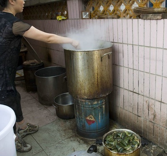 端午节快到了这样的粽子你敢吃吗？--记者暗访粽子黑作坊 苍蝇四处飞641 / 作者:小锋 / 帖子ID:20604
