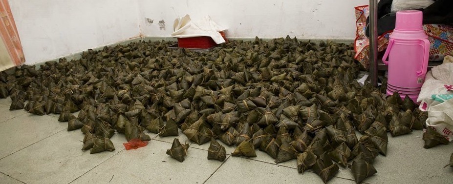 端午节快到了这样的粽子你敢吃吗？--记者暗访粽子黑作坊 苍蝇四处飞230 / 作者:小锋 / 帖子ID:20604