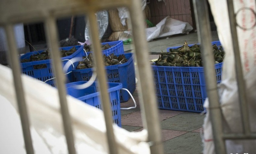 端午节快到了这样的粽子你敢吃吗？--记者暗访粽子黑作坊 苍蝇四处飞59 / 作者:小锋 / 帖子ID:20604