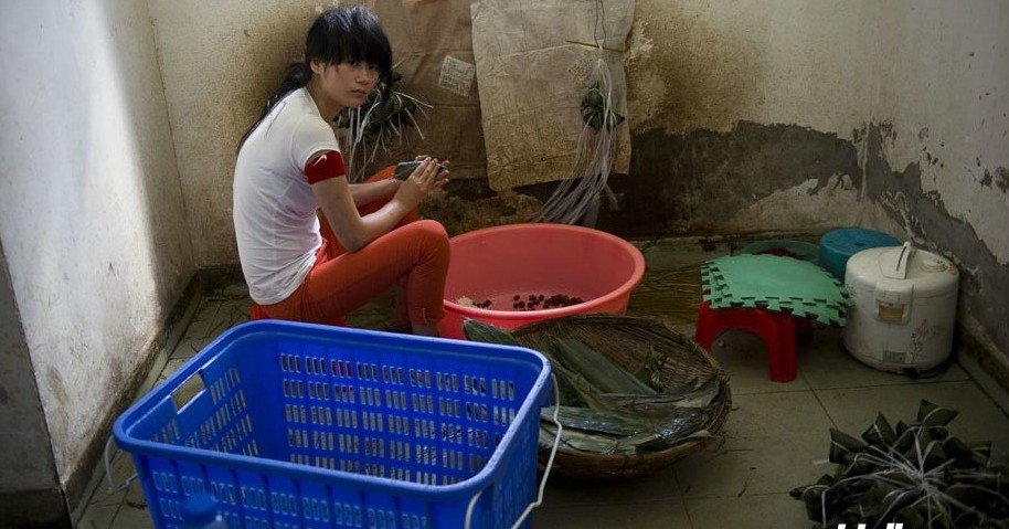 端午节快到了这样的粽子你敢吃吗？--记者暗访粽子黑作坊 苍蝇四处飞948 / 作者:小锋 / 帖子ID:20604