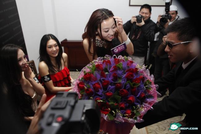 干露露东莞遭求婚，被屌丝扒衣走光 屌丝的逆袭433 / 作者:翠峰紫阳 / 帖子ID:20842