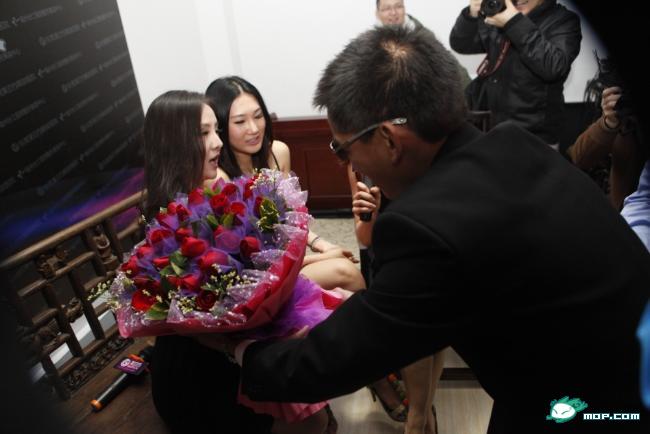 干露露东莞遭求婚，被屌丝扒衣走光 屌丝的逆袭980 / 作者:翠峰紫阳 / 帖子ID:20842