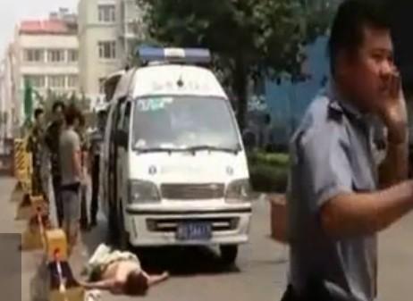 雷人女司机撞人后脱光衣服打骂人。266 / 作者:平安大叔 / 帖子ID:21040