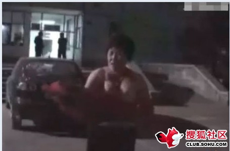 雷人女司机撞人后脱光衣服打骂人。382 / 作者:平安大叔 / 帖子ID:21040