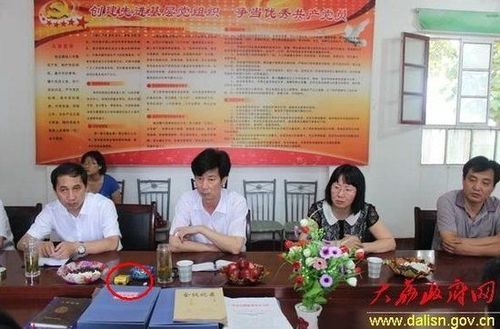 官员慰问会场现天价烟续：领导震怒 记者被停职952 / 作者:诺基亚三星服务 / 帖子ID:21369