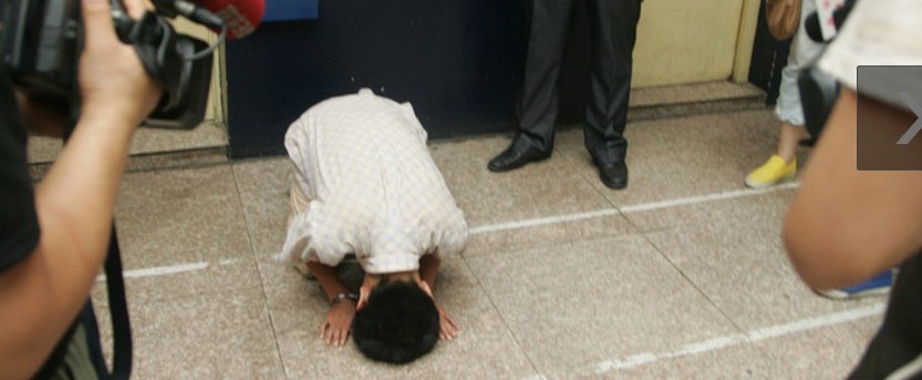 男子公厕偷窥女子如厕 被抓下跪认错122 / 作者:小锋 / 帖子ID:21486