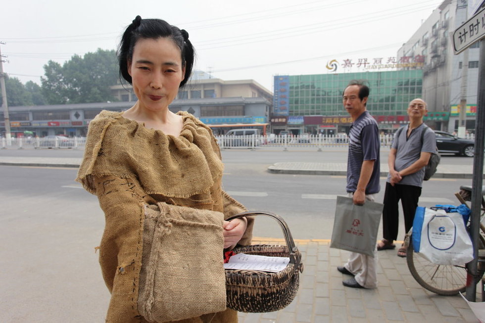 西安女子麻袋装出街 称追求返璞归真747 / 作者:十滴水 / 帖子ID:22226