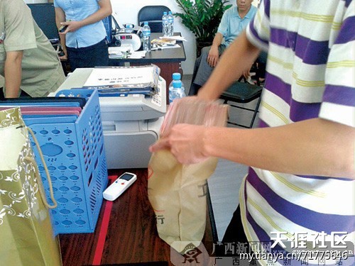 保洁员捡到15万元 苦等一小时失主称“没空领”(转载)812 / 作者:萝卜懒 / 帖子ID:22764