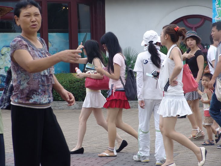 穿超短裙半价 乐满地一天现六千“齐臀小短裙”198 / 作者:平安大叔 / 帖子ID:23392