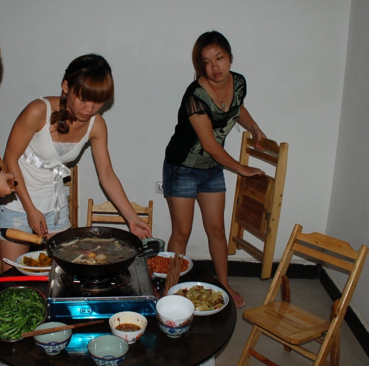 美食群美女厨房！！美女加美食 嘿嘿 ！！798 / 作者:星想事成 / 帖子ID:23459