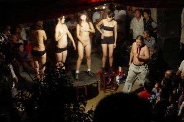 这也有？男子组织老婆与姐姐同台跳脱衣舞899 / 作者:平安大叔 / 帖子ID:24052