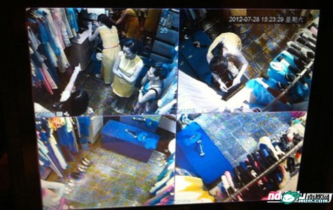 女顾客试衣全程被摄像头拍下1 / 作者:翠峰紫阳 / 帖子ID:24081