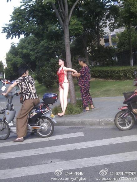 宁波一大妈门前绑充气娃娃引门前车辆减速(图51 / 作者:否定一切 / 帖子ID:24474