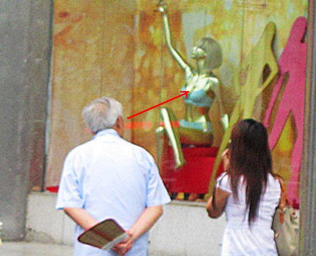 桂林街头MM 老人也喜欢看 呵呵！839 / 作者:平安大叔 / 帖子ID:21201