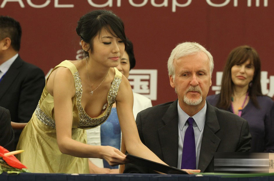 卡梅隆来京合拍3D电影 礼仪小姐性感装束吸睛464 / 作者:十滴水 / 帖子ID:24748